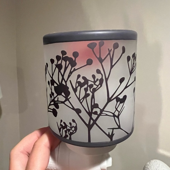Scentsy warmer plug-in - Picture 2 of 2